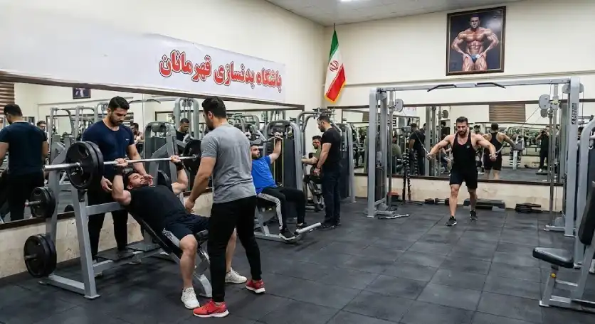 نمای داخلی باشگاه بدنسازی مجهز با کفپوش گرانولی ضخیم و ایمن برای تمرین با وزنه